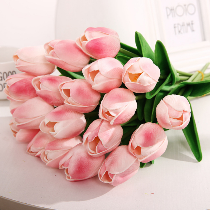 Bảo quản hoa tulip bằng nước lạnh để giúp hoa tươi lâu