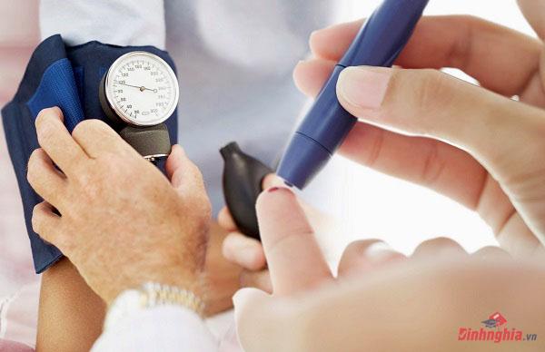 hạ đường huyết là gì và phân biệt với hạ huyết áp