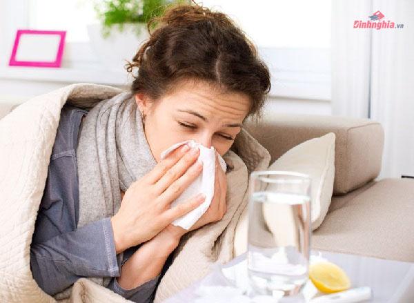 ho và ngạt mũi là những biểu hiện điển hình khi bị cảm lạnh
