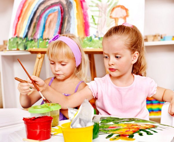  Trẻ em được tự do lựa chọn màu sắc tô tranh