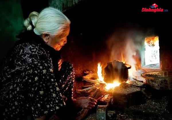 phân tích hình ảnh người bà trong bếp lửa
