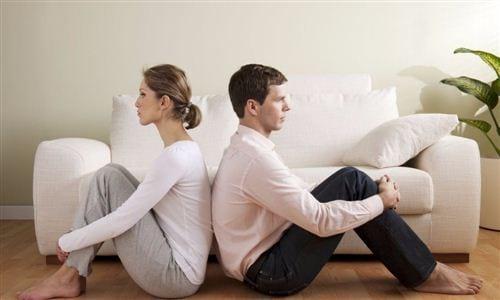 Sự im lặng trong chuyện tình cảm khi cả hai ngồi gần nhau nhưng không dám đối diện